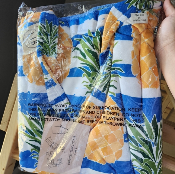 Blue Pineapple Bag Convertible beach towel - Picture 3 of 12